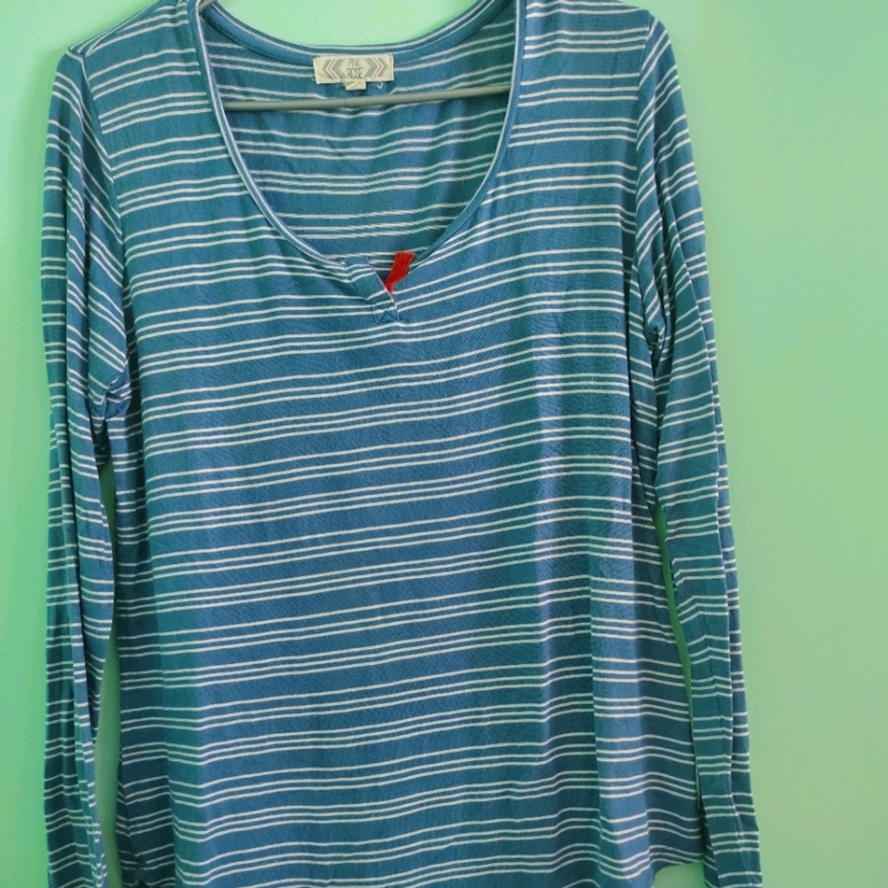 Long-sleeve scoop neck shirt